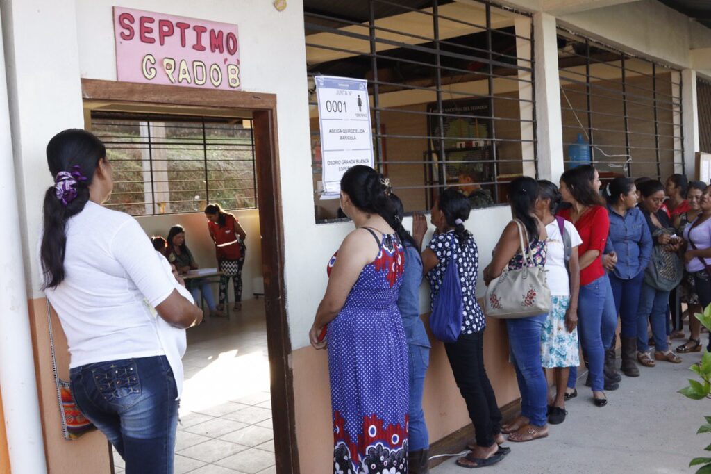 Habitantes De Sansahuari En Sucumb Os Acuden A Las Urnas Para Elegir A