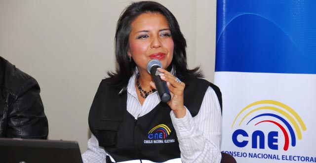 CNE Roxana Silva hablando