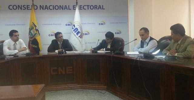 CNE foto asambleista chicaiza