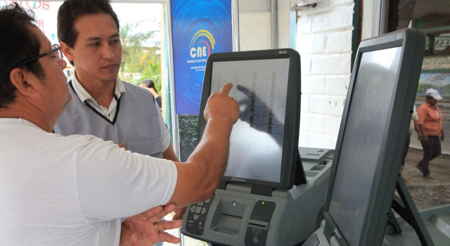 Ciudadanía se capacita en simulador del voto electrónico