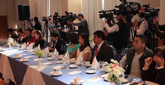 El Consejo Nacional Electoral (CNE) realizó este jueves 23 de enero un conversatorio con los representantes de los medios de comunicación, con la finalidad de dialogar sobre los proyectos emblemáticos institucionales y el avance actual de los comicios seccionales del próximo 23 de febrero de 2014. Los periodistas interactuaron con el presidente del CNE, doctor Domingo Paredes; y las Consejeras Nubia Villacís y Roxana Silva, y expusieron sus inquietudes y necesidades a fin de facilitar las coberturas con información oportuna para la ciudadanía. El Coordinador Nacional de Comunicación Social y Atención al Ciudadano del CNE, José Toledo, expuso las estrategias comunicacionales que se implementarán para los próximos comicios: Se instalará un Centro de Mando, ubicado en el Centro de Exposiciones Quito, donde se centralizará la información del escrutinio del proceso electoral. Adicionalmente, se realizará la transmisión vía satelital del sufragio de los actores del proceso, así como de las personas privadas de la libertad en las provincias de Guayas y Pichincha, simulacros de conteo rápido, voto electrónico en Azuay, Santo Domingo de los Tsáchilas y la zona La Morita, en Tumbaco-Pichincha, generando reportes sobre el avance de la votación. Toledo agregó que se generará información permanente a través de ruedas de prensa, enlaces directos desde las provincias hasta la transmisión de los resultados oficiales. Para los medios de comunicación se implementará una sala de prensa equipada con acceso a internet, impresoras, teléfonos y mesas de trabajo. Asimismo, se proporcionará espacios físicos para que los canales de televisión instalen sets para transmitir en vivo la información generada en el Centro de Mando y las Delegaciones Provinciales Electorales. El Presidente del CNE y las Consejeras se comprometieron a brindar información para que los periodistas cumplan con su labor de comunicar oportunamente a la ciudadanía. De esta manera el Consejo Nacional Electoral garantiza el acceso y la transmisión de todo el proceso electoral del 23 de febrero de 2014, donde se elegirá un total de 5.651 dignidades.