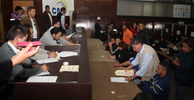 Colectivo Frente de Defensa Total de la Amazonia entrega firmas al CNE