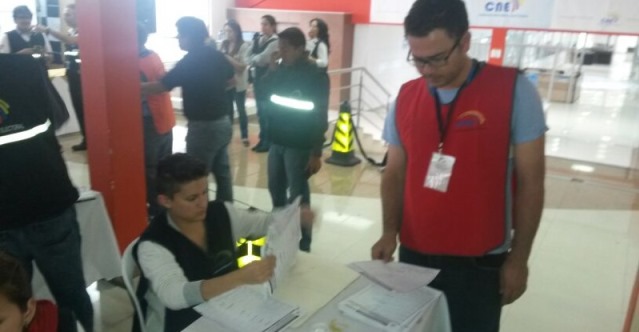 Observadores vigilan Proceso de Verificación de Firmas