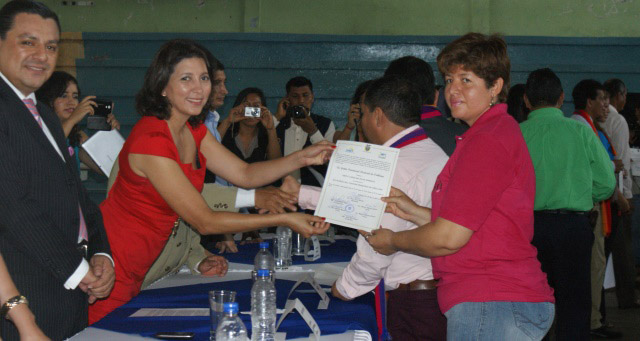 Entrega de credenciales en Orellana