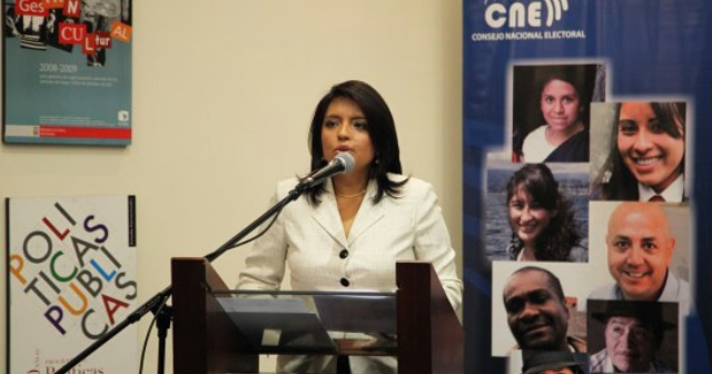 Consejera Silva expone política electoral ecuatoriana con enfoque de género en El Salvador